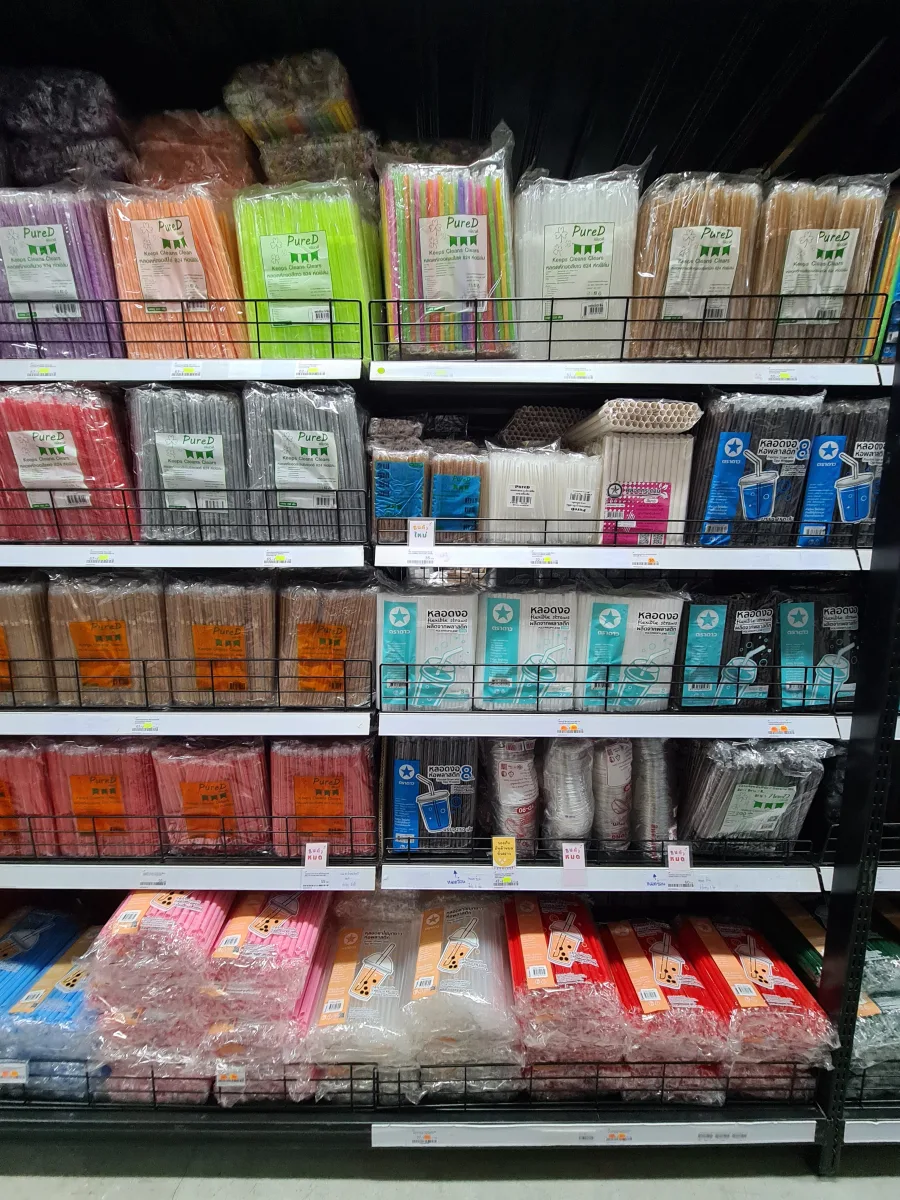 หลอดเครื่องดื่มสีสัน สีขาว แบบกระดาษและพลาสติกบนชั้นสินค้า